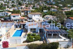 Villa with solar system panels for sale close to Girona