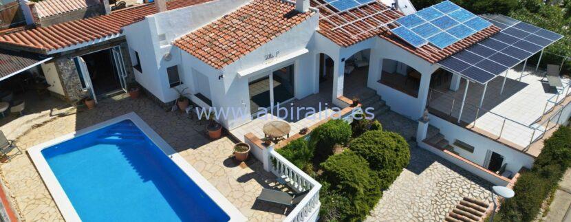 Villa with solar system panels for sale close to Barcelona