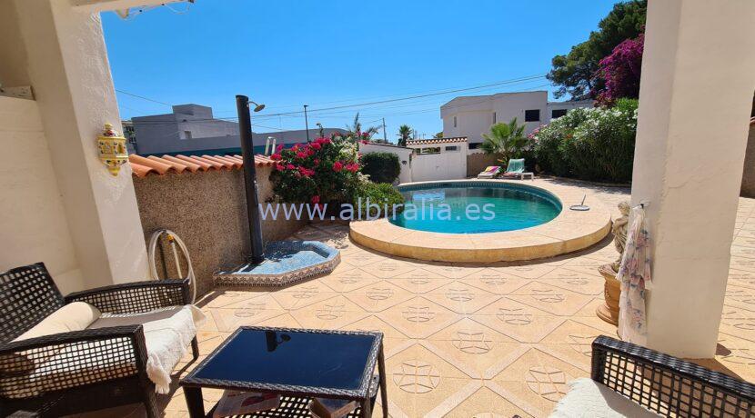 Detached house with private pool for sale in Albir