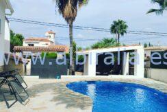 Private swimming pool and garden villa for rent in Albir