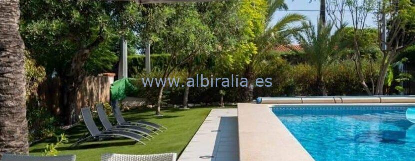 Romslig villa med basseng og hage til salgs i Albir åsen
