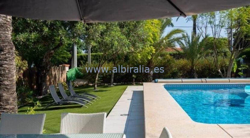 Romslig villa med basseng og hage til salgs i Albir åsen