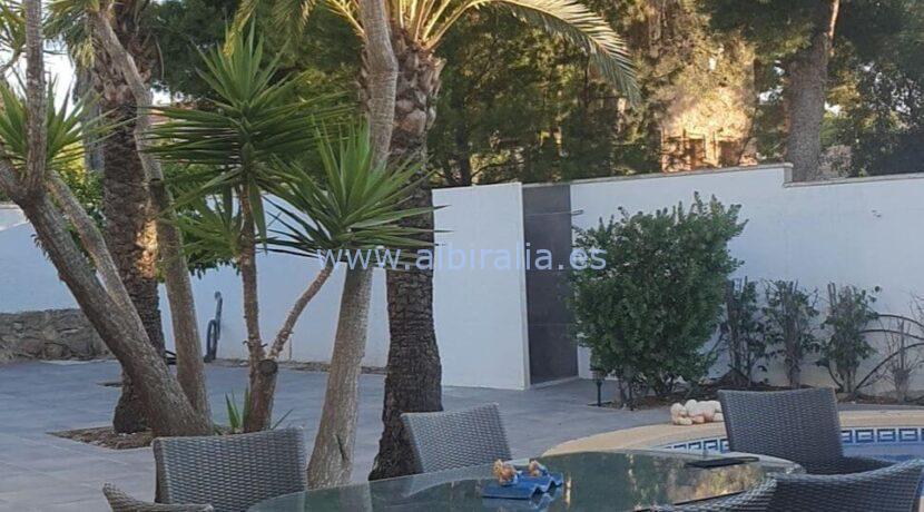 casa con jardin y piscina en venta en Albir zona faro
