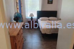 chalet independiente en una sola planta se vende en el centro del albir