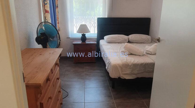 chalet independiente en una sola planta se vende en el centro del albir