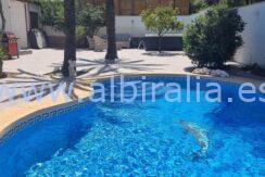 se vende villa amplia en el centro del albir ideal como propiedad de inversion