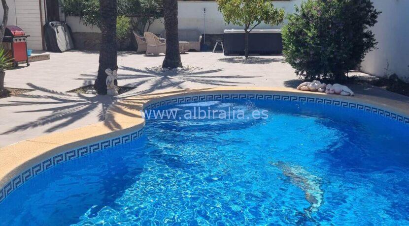se vende villa amplia en el centro del albir ideal como propiedad de inversion