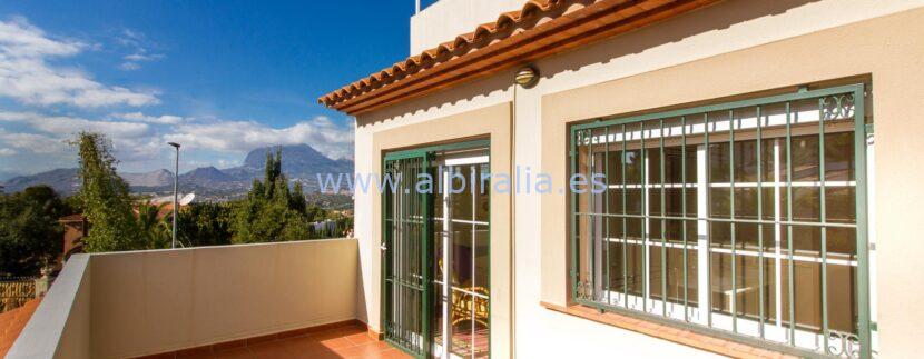 Big terraces with sea view in this property for sale in Albir