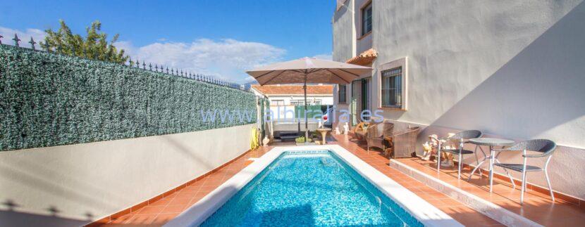 Privat svømme-basseng, hage med jacuzzi og møblert hus til salgs i Albir