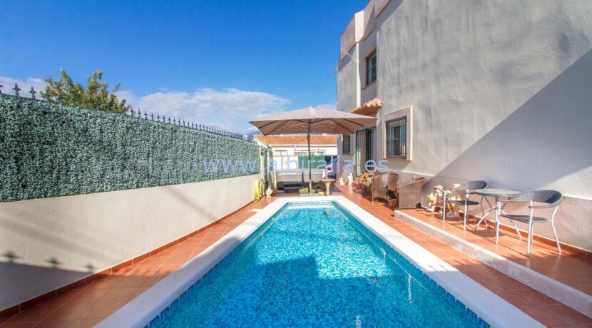 Privat svømme-basseng, hage med jacuzzi og møblert hus til salgs i Albir