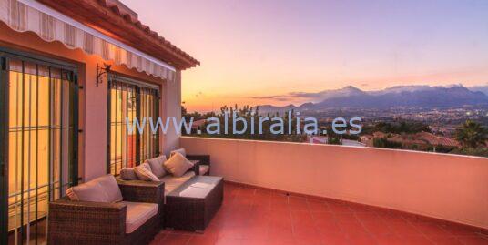 Sunny Detached Villa with Stunning Views in a Peaceful Neighborhood I V322