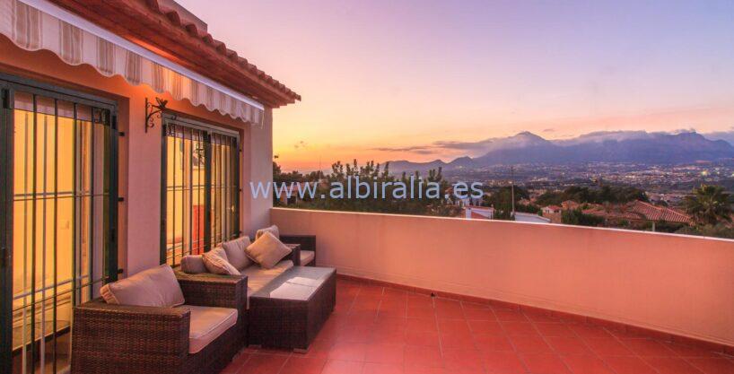 Rekkehus med utsikt til salgs i Albir ved fyret Sierra Helada