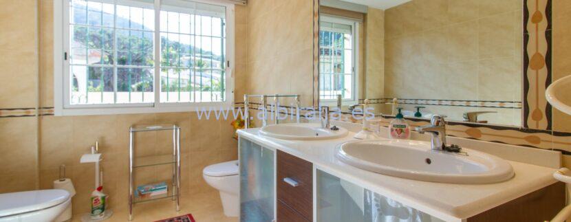 Townhouse with view for sale in Albir close to Sierra Helada park