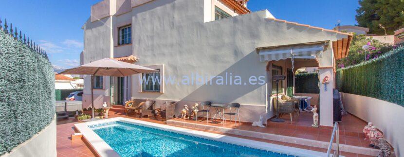 private swimming pool and garden independt villa for sale in albir