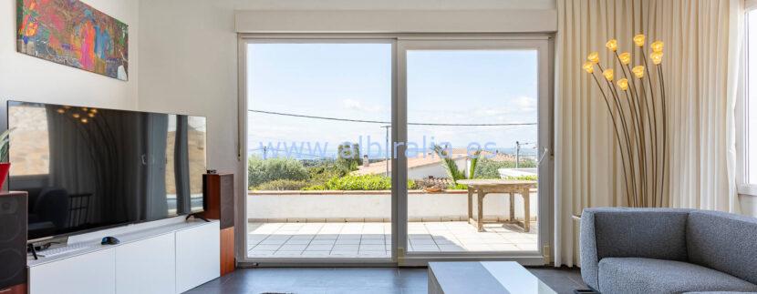 Secure gated property with pool and bar in Roses, Girona