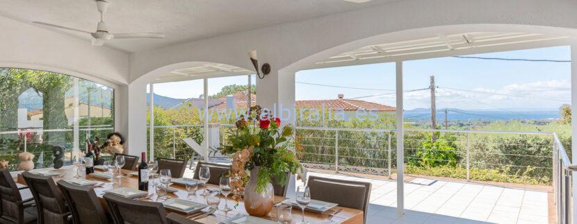 Villa con paneles solares y licencia turistica HUT se vende en Girona