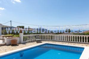 Villa con piscina y vistas al mar se vende en Costa Brava, Roses
