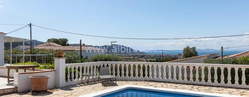 Villa con piscina y vistas al mar se vende en Costa Brava, Roses