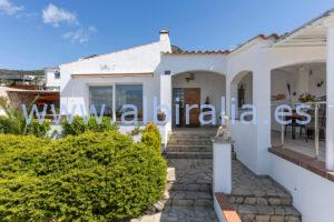Exclusive Roses property with swimming pool and mountain views