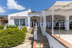 Hus med musikk studio til salgs in Girona, Spania