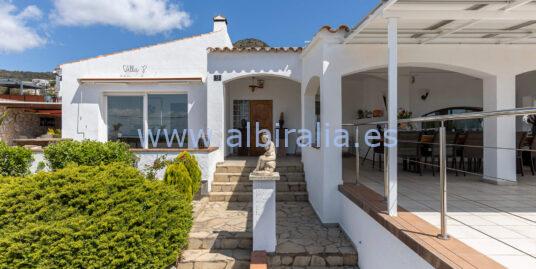 Exclusive villa in Roses: Unique Opportunity with tourist licence and soundproof spaces
