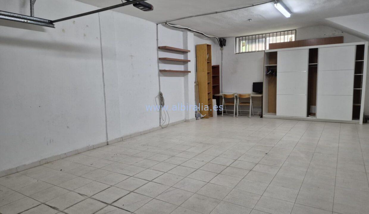 big storage private garage in rented property in Albir