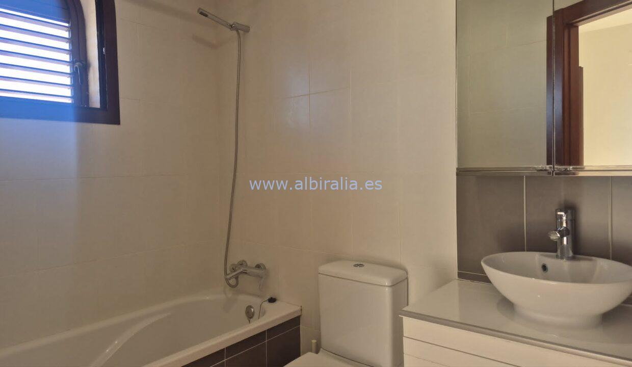 house for sale with bathroom with tube