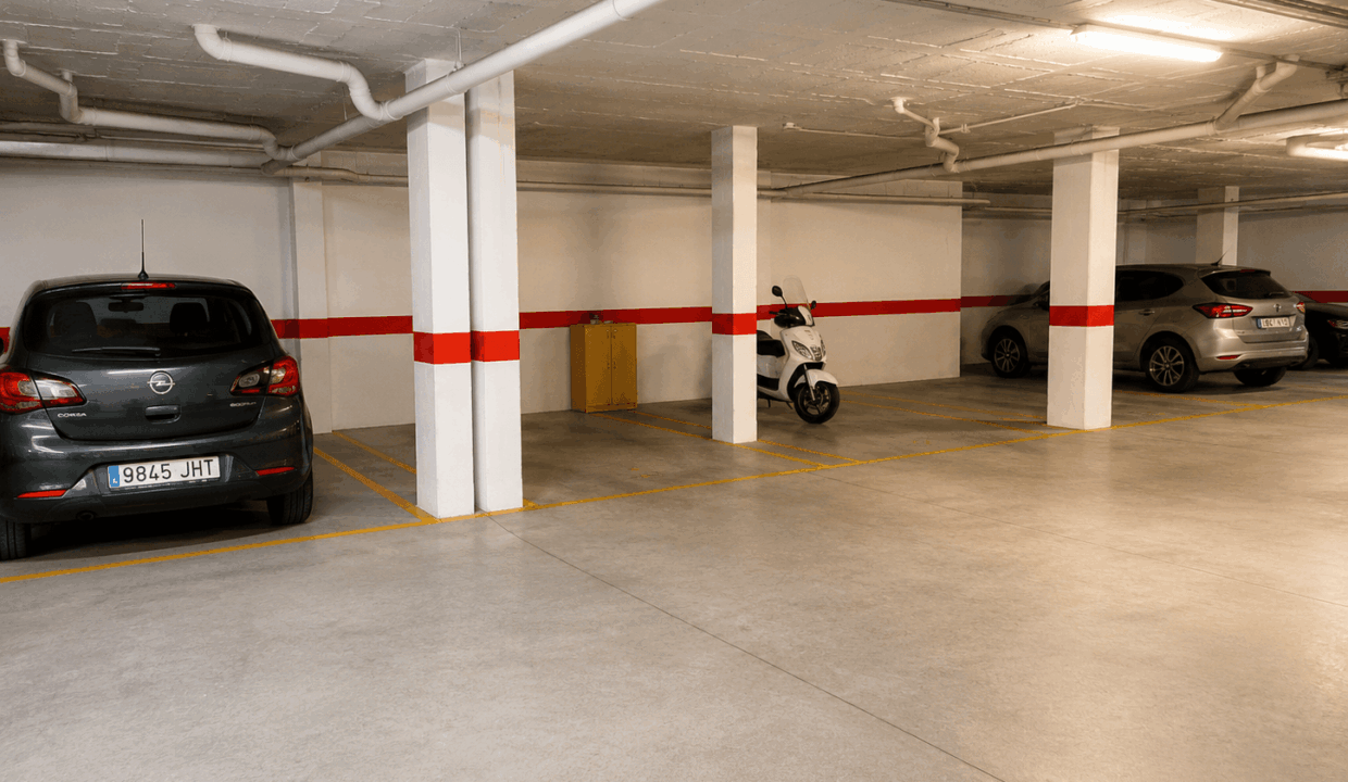 parking space with storage in Albir center